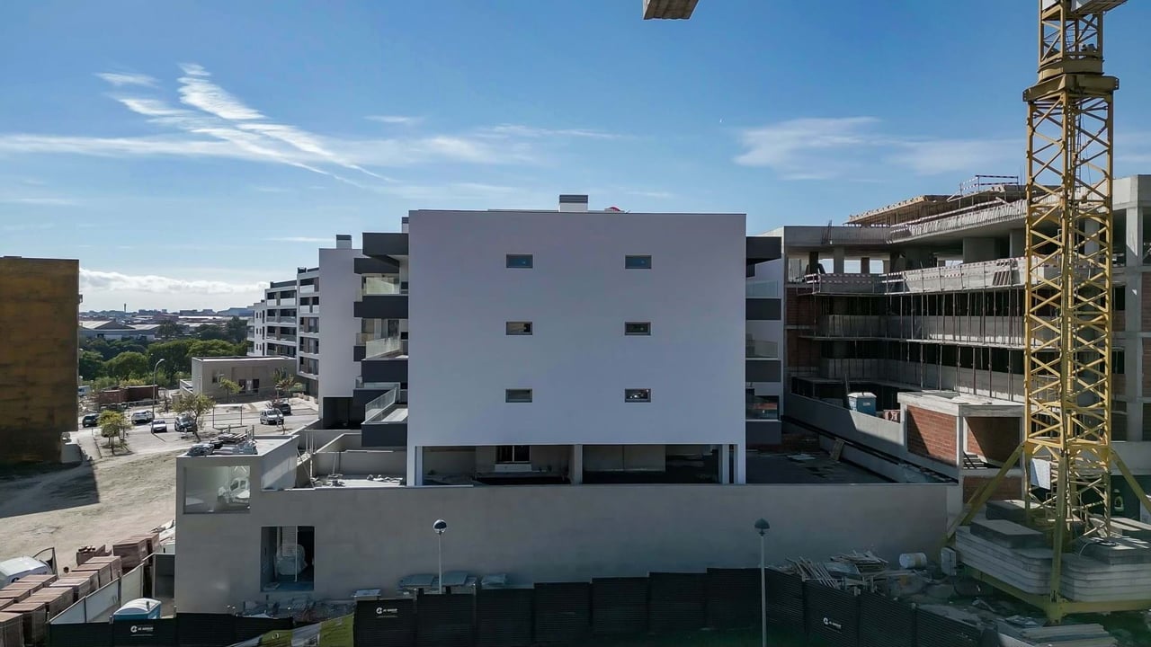 Modern 3-Bedroom Apartment in Camarate, Loures