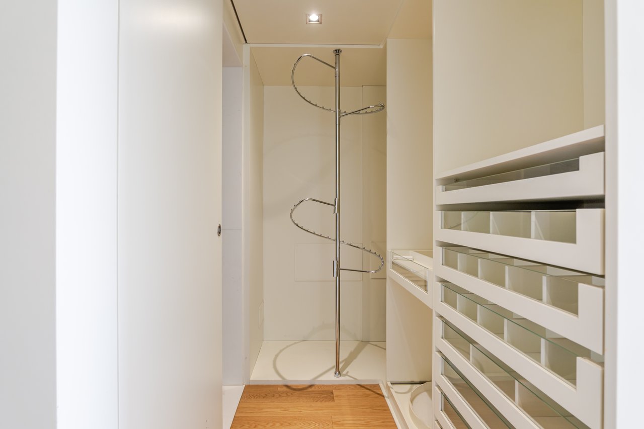 Sophisticated Three-Bedroom Apartment in Porto