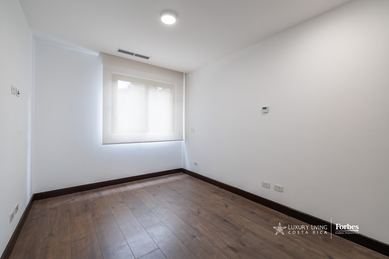 21475 - Modern apartment, 4 bedrooms + maid's quarters in Escazu for sale and rent