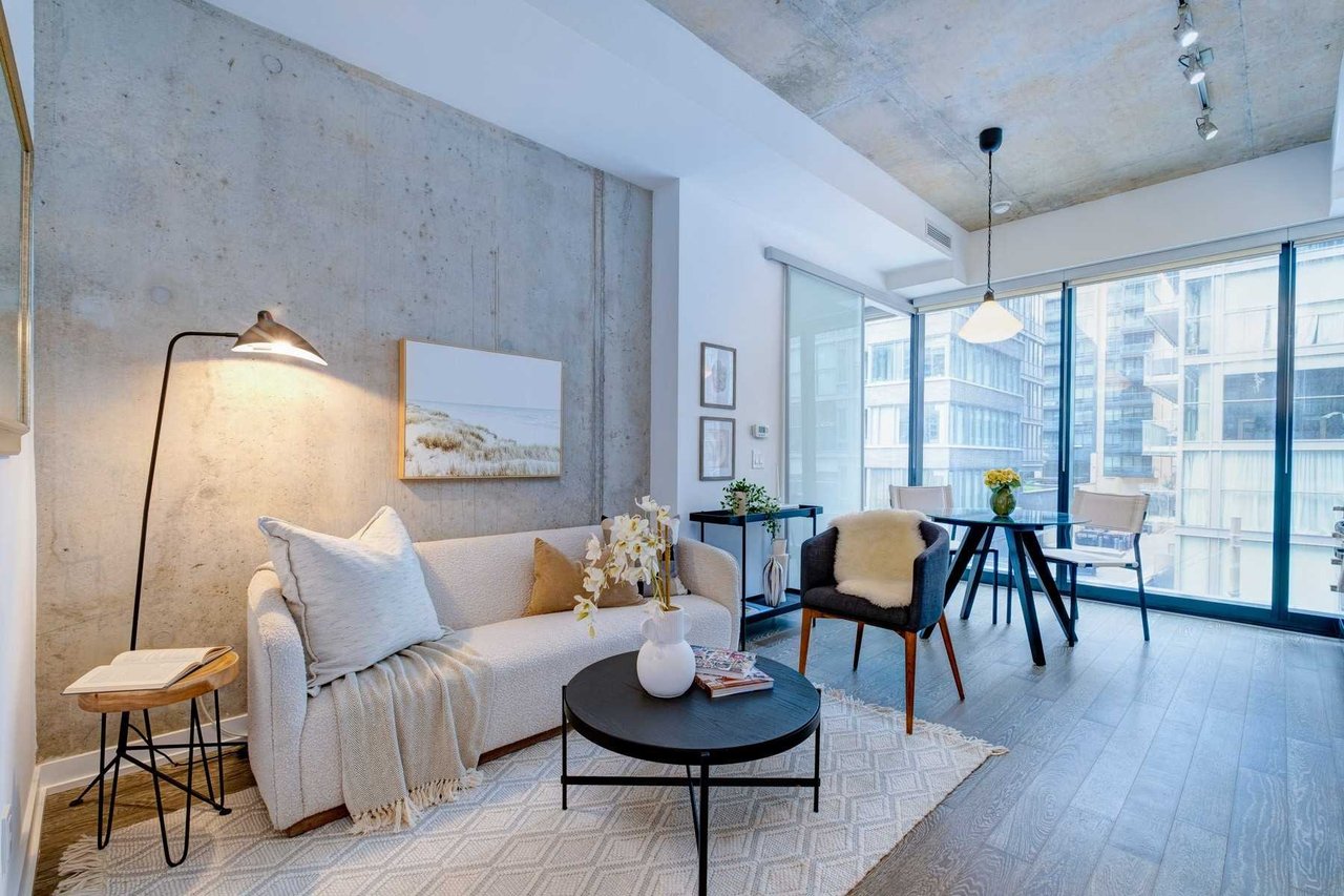 11 Charlotte St, Ste 203
