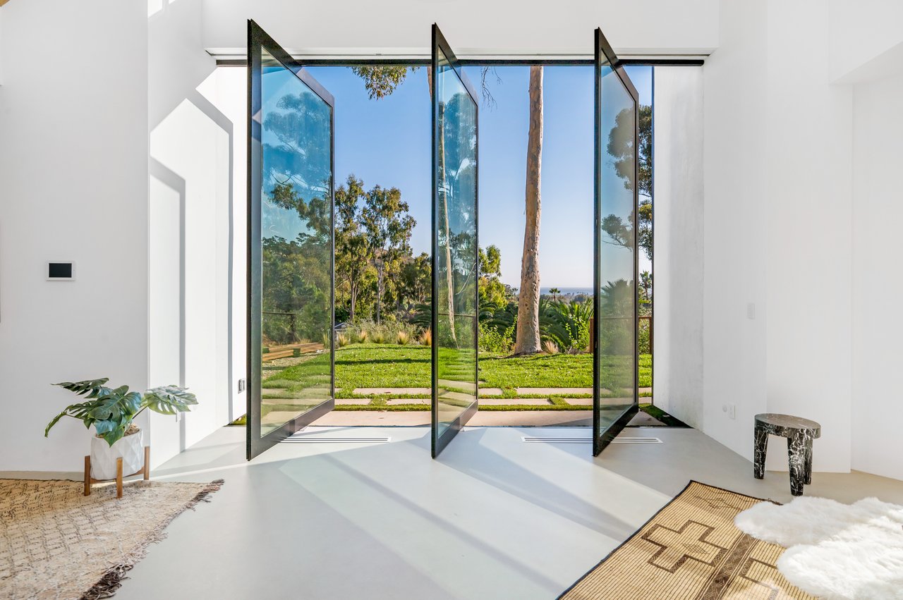 3226 Serra Rd, Malibu