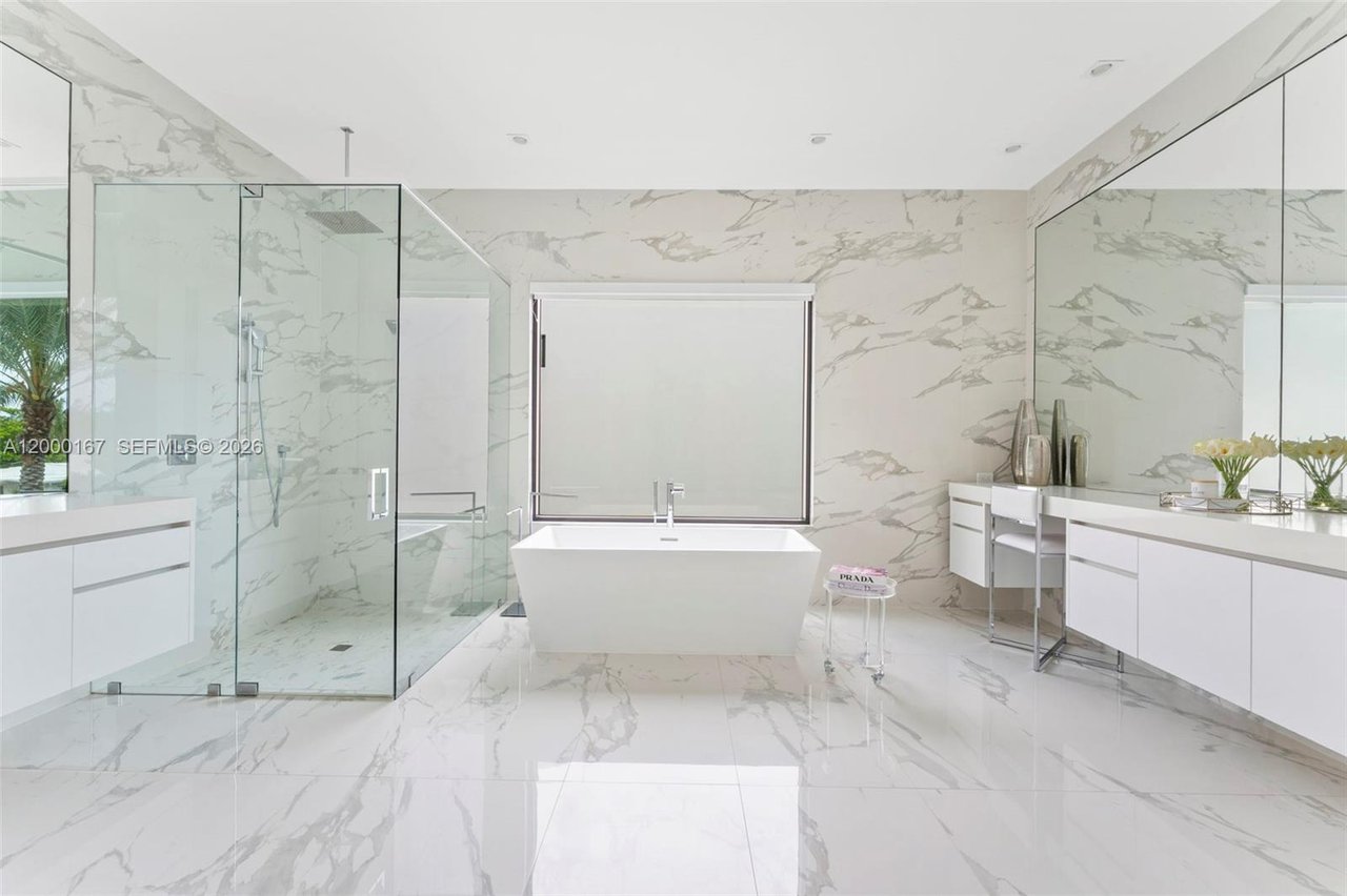 4232-e-tradewinds-avenue-lauderdale-waterfront-home-for-sale-bathroom