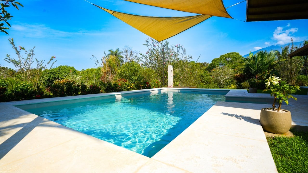 Stunning 2-Bedroom, 2-Bathroom Home with Pool on a Spacious Lot in Ojochal – Calle Papagayo