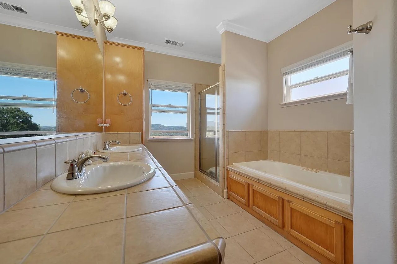 3221 Crestview Dr
