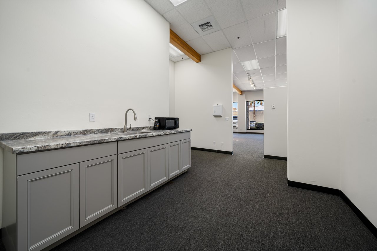 Desert Square - Suite D