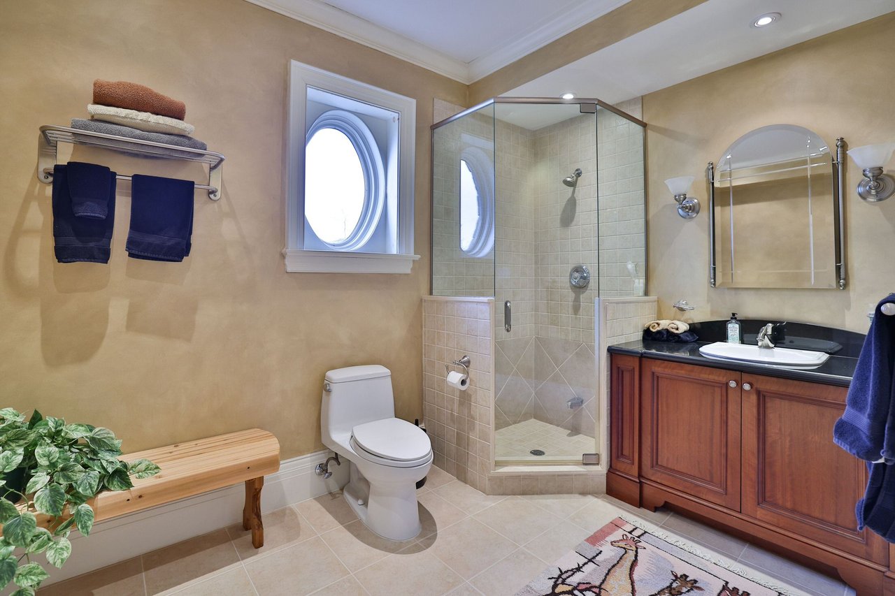 872 Whittier Cres