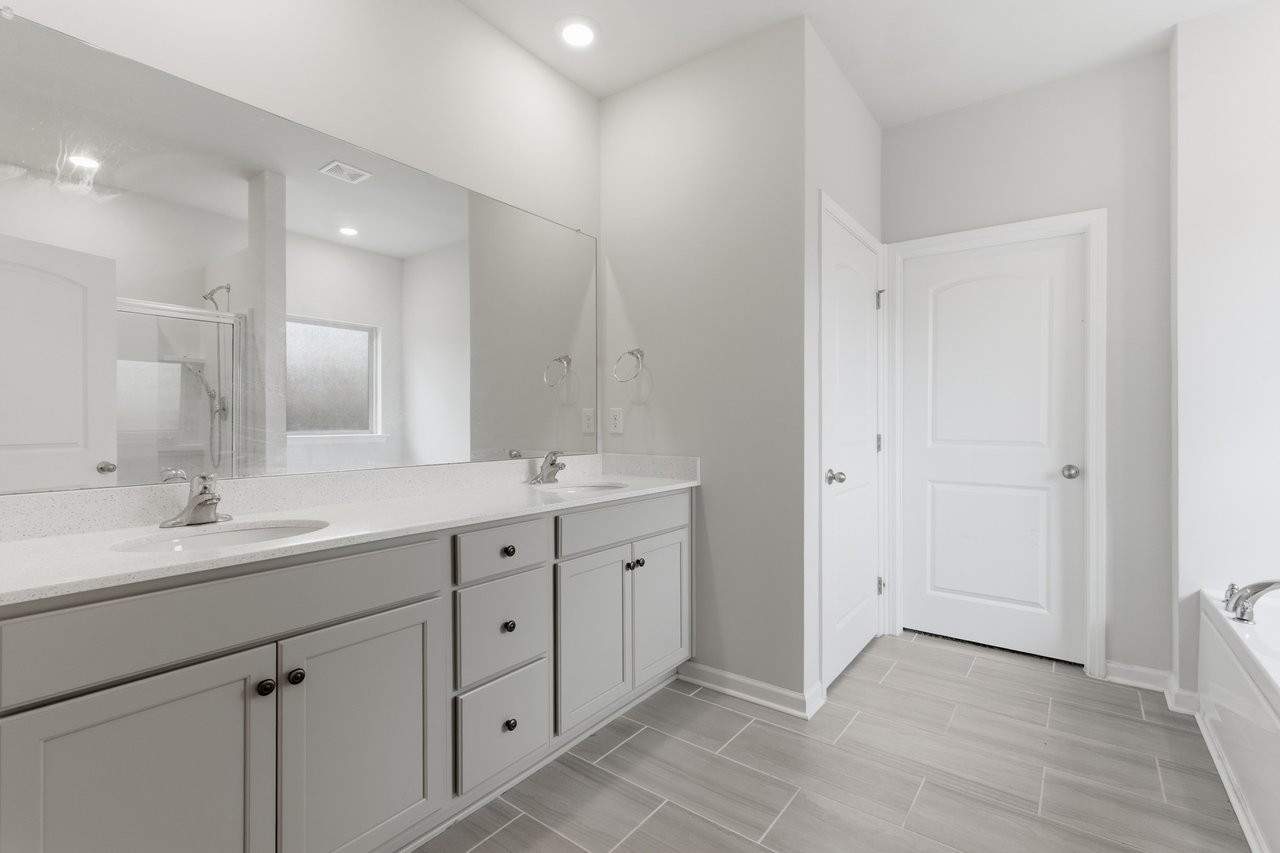 Beautiful Huntsville Home with Screened In Patio & Community Pool! 