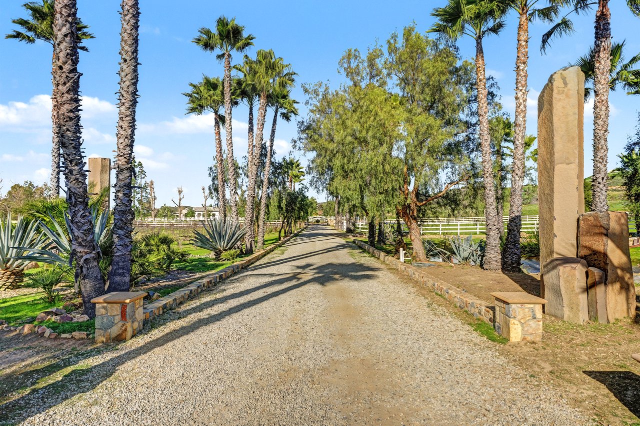 40801 Avenida La Cresta