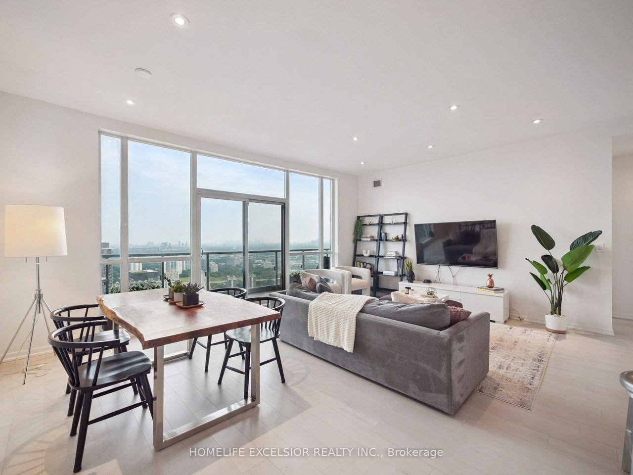 PENTHOUSE IN EMERALD CITY 