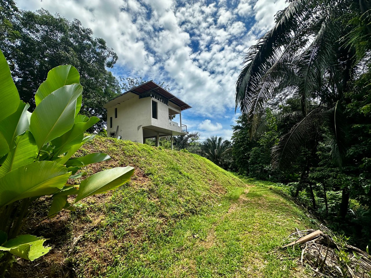 Investment Opportunity in Playa Hermosa – Fixer-Upper with Great Potential!