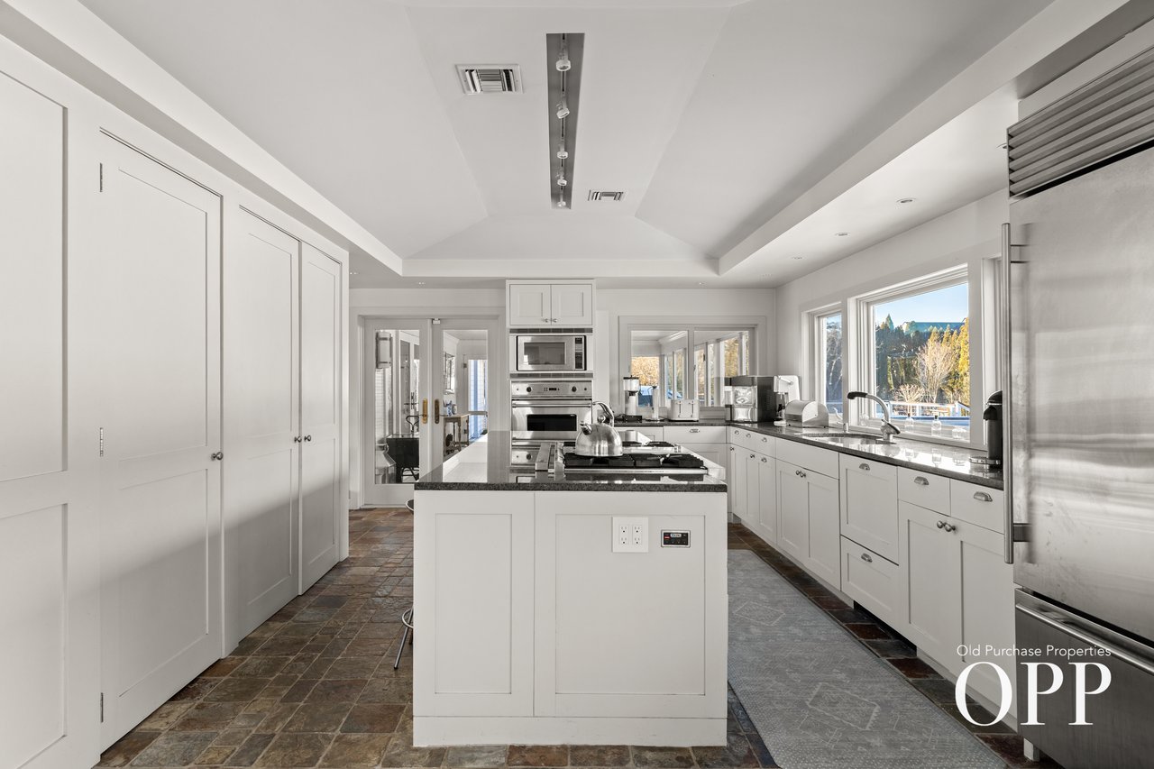 CHARMING SUMMER RETREAT WITH GARDENS & BAY BREEZES