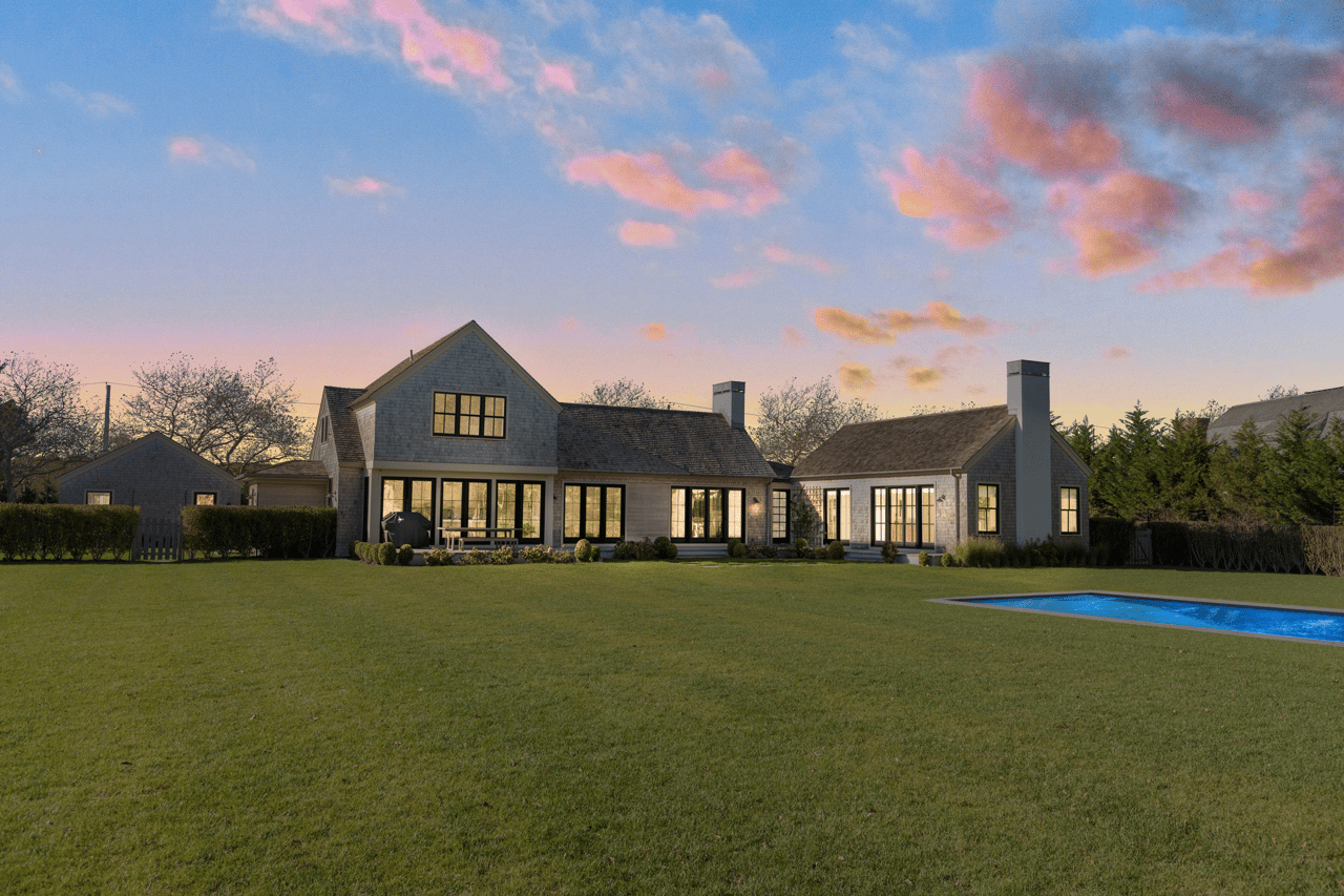 472 Edge of Woods Rd