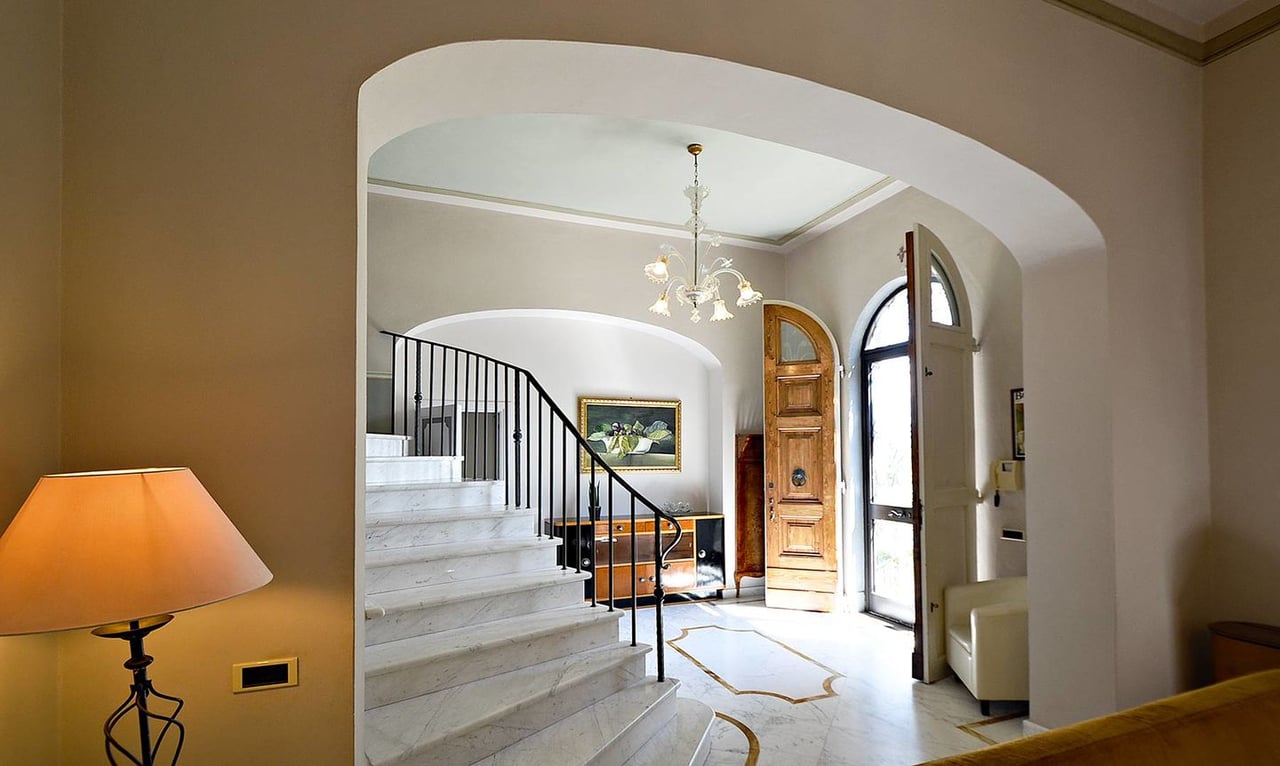 Gorgeous Florence Estate With Saltwater Pool