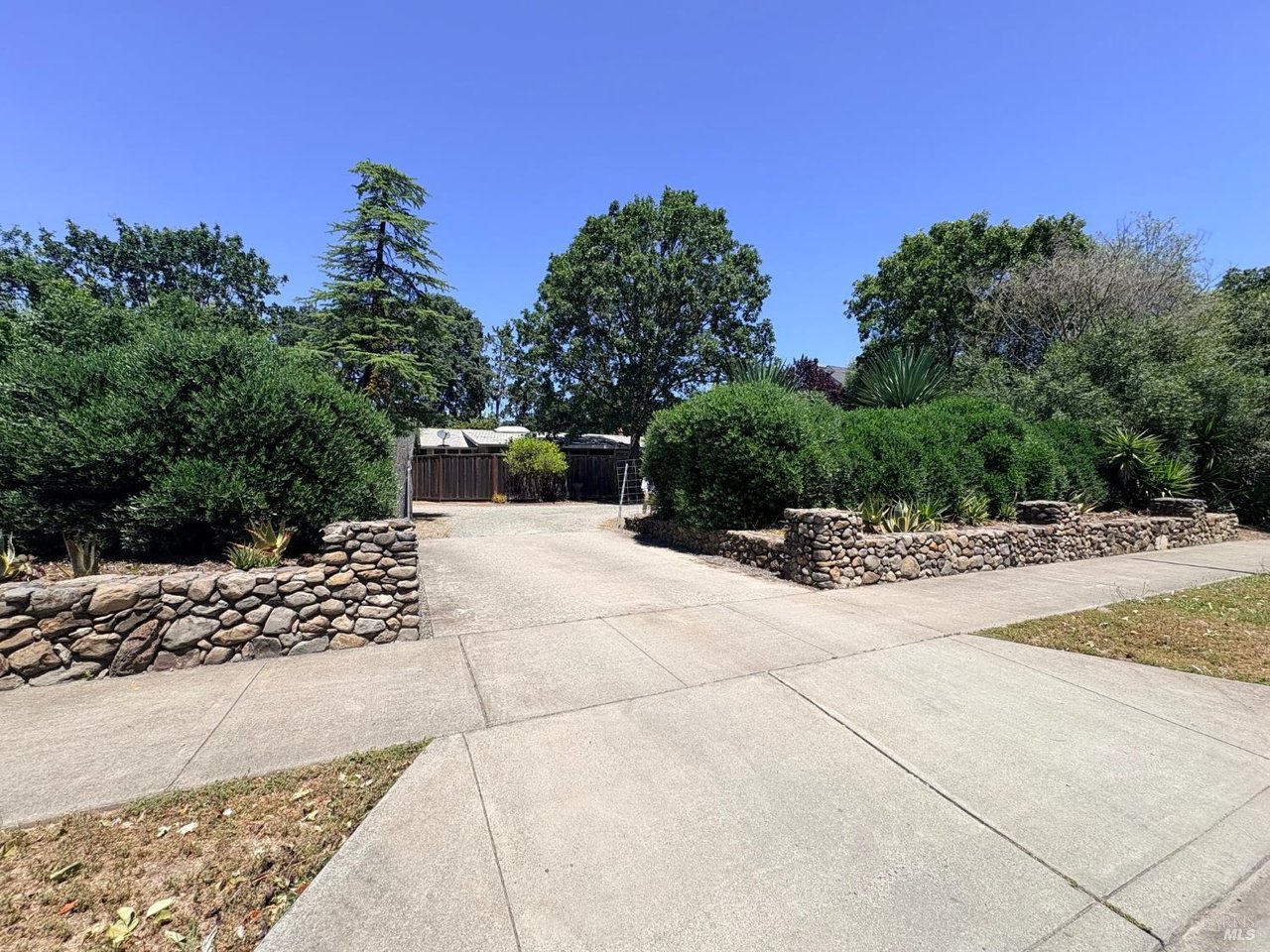 372 Saunders Dr