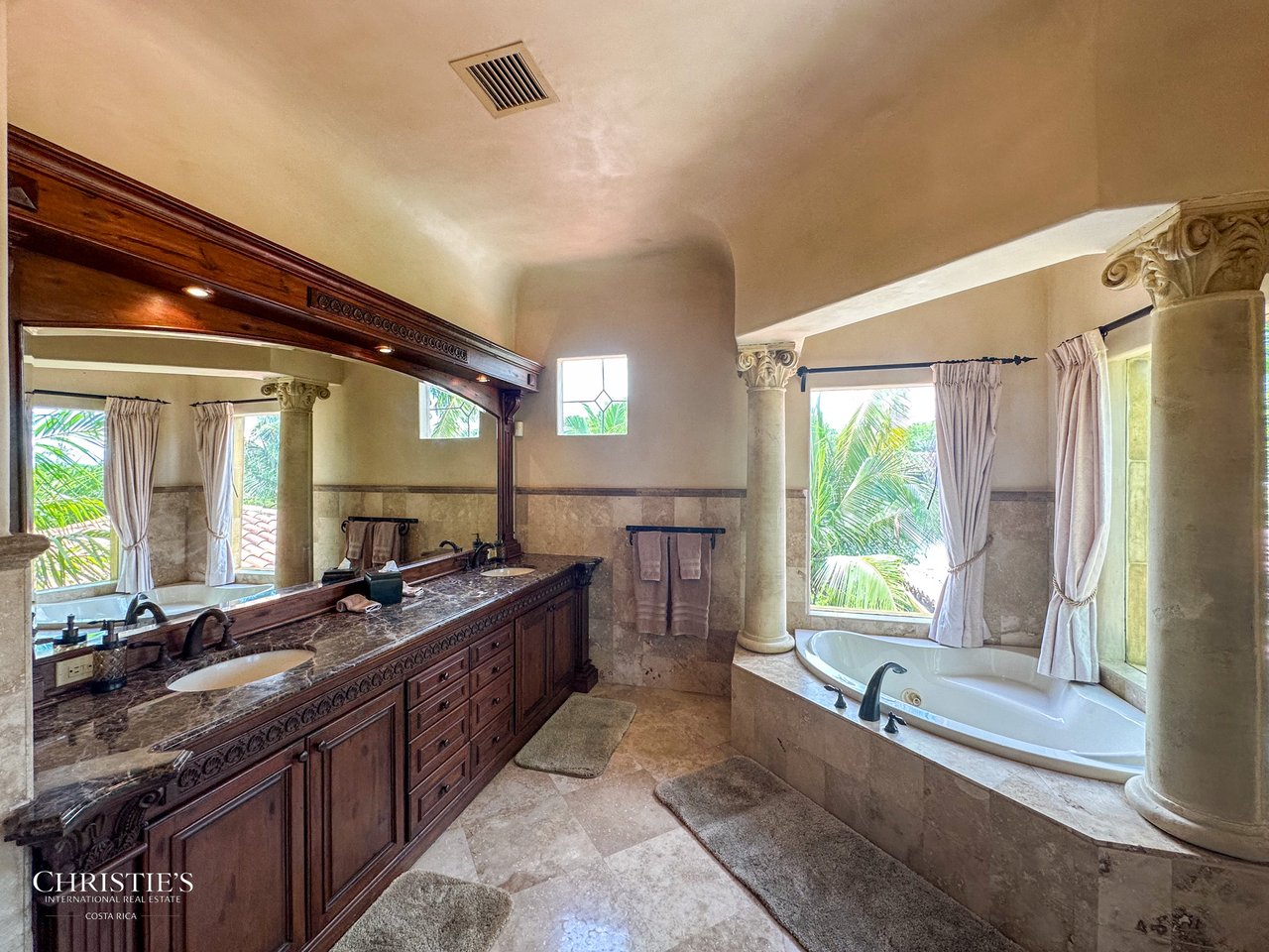 Golf-Front Tuscan-Style Estate – Villa Tuscana