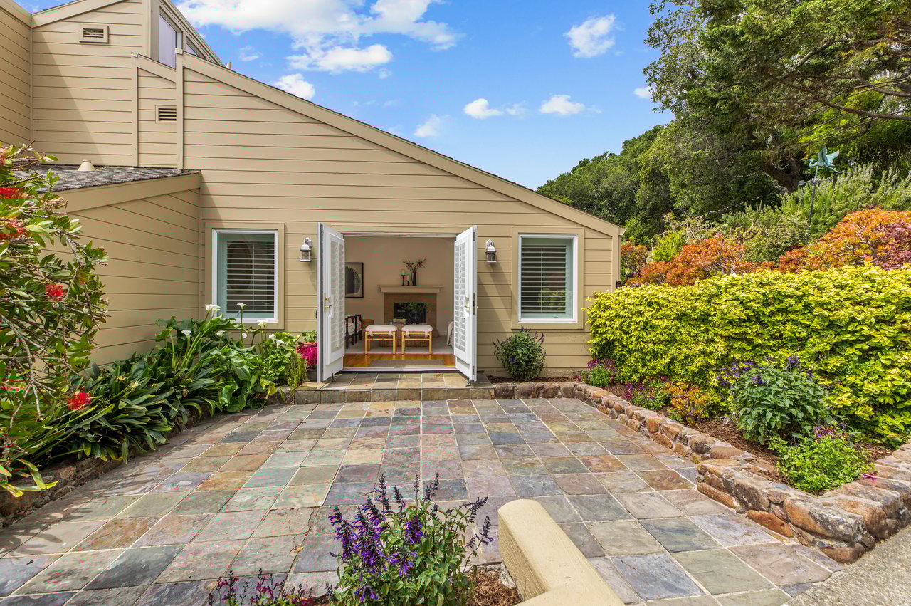 Picturesque and Private View Residence