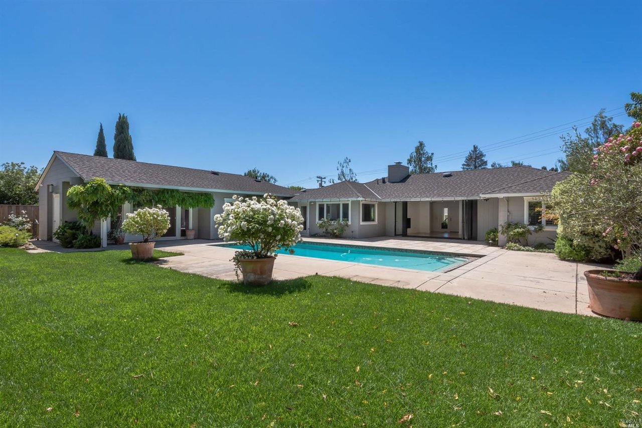 38 Kinross Dr