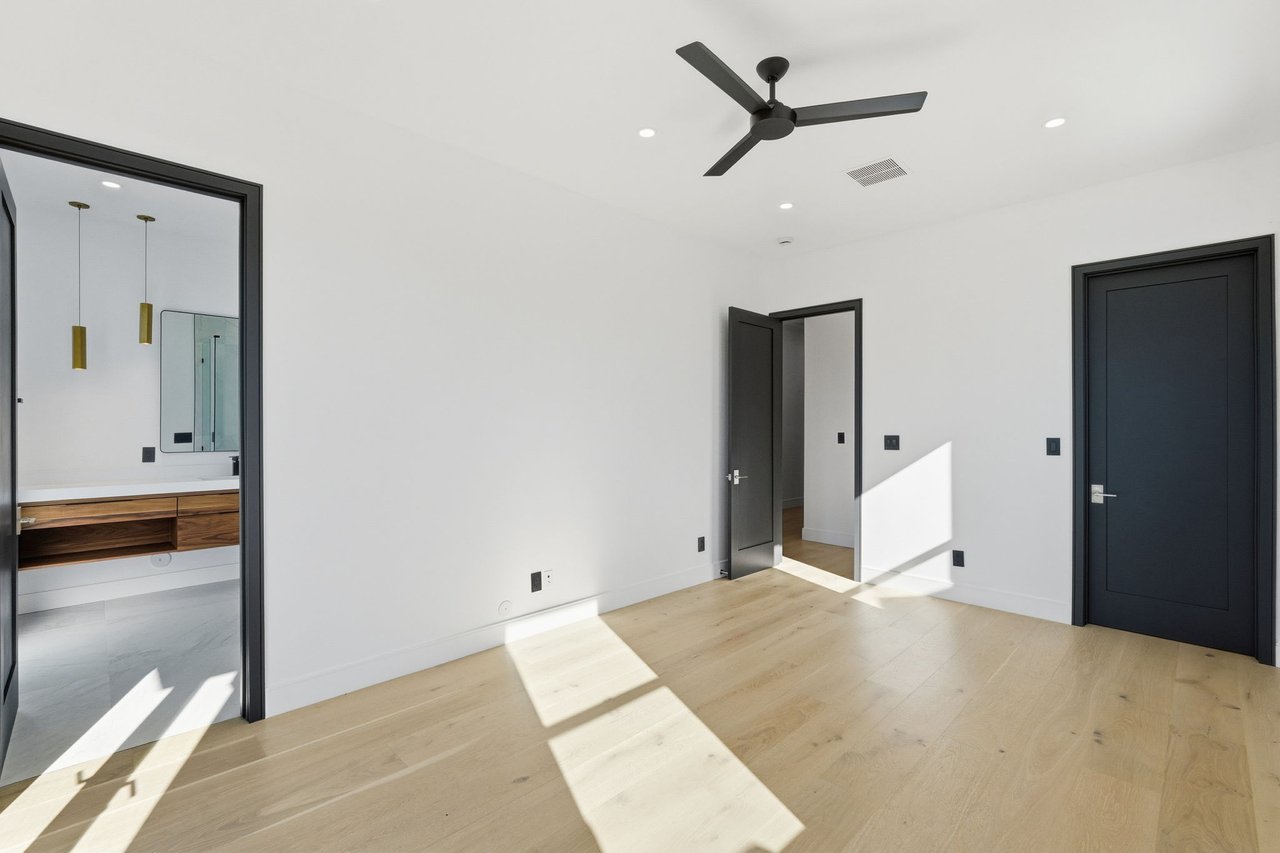 3106 N VALENCIA Lane