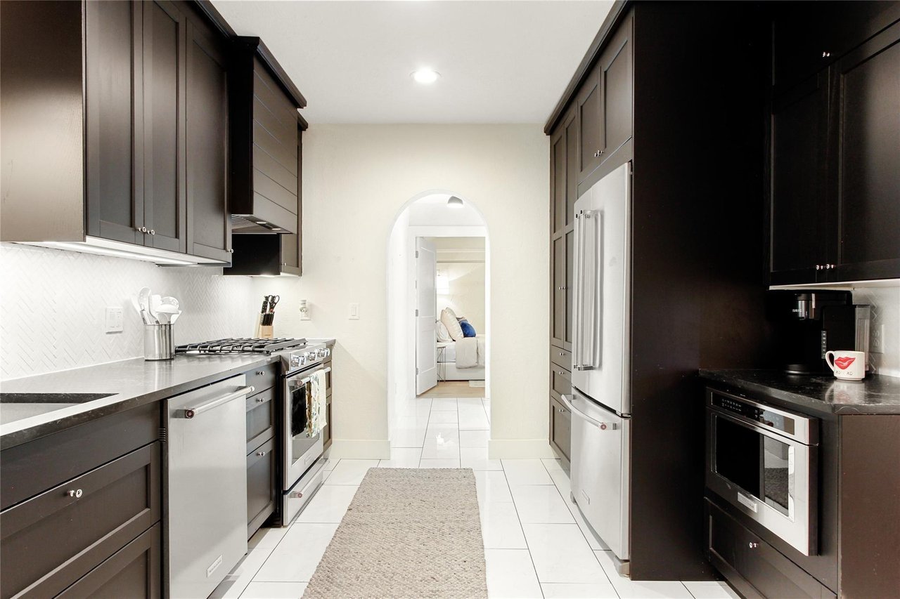 4132 Pershing