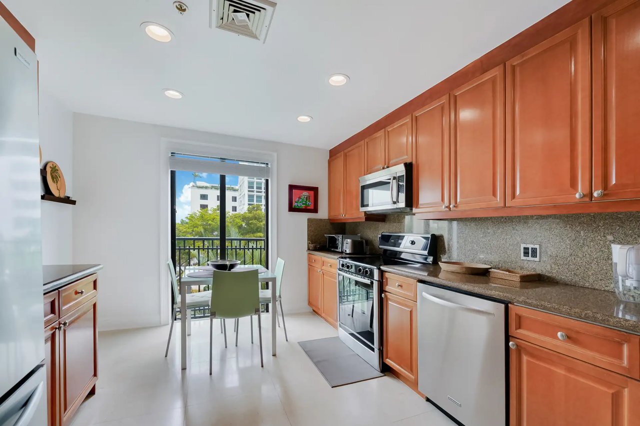 711 Biltmore Way # 402