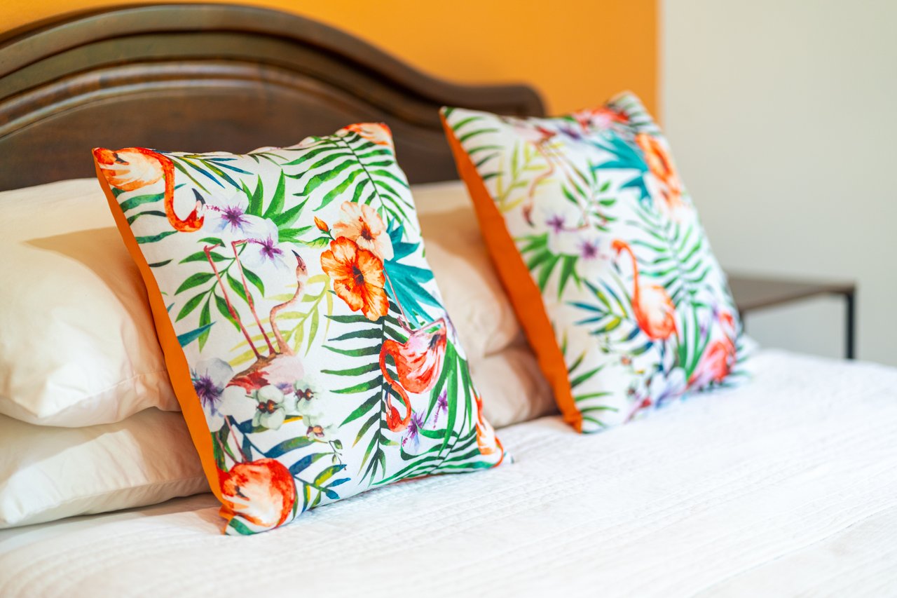 Casa Luna, 3bed /3bath Private Oasis, Convenient Location