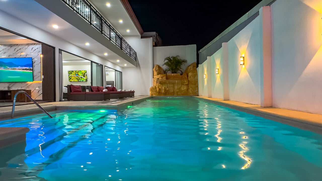 21472 - Fully Furnished Turnkey Luxury Beach Residence, 9 suites, 50 mts from Jaco Beach