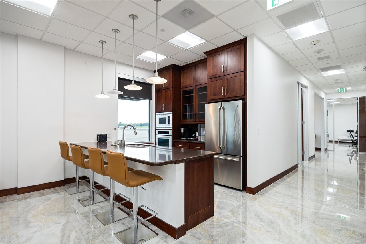 Hangar + Office - Sugar Land Regional Airport (KSGR)