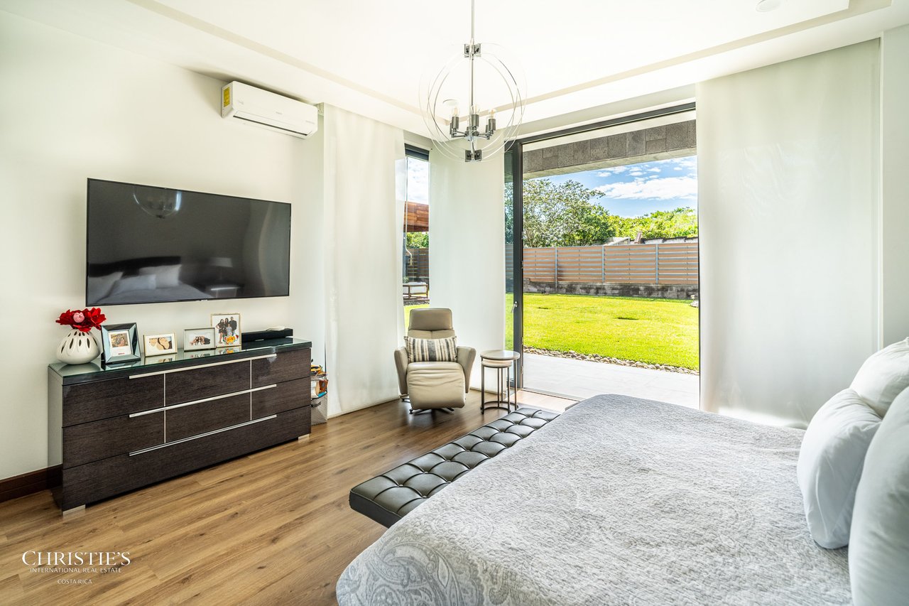 Modern Elegance with Panoramic Views – Exclusive Las Gemas Residence