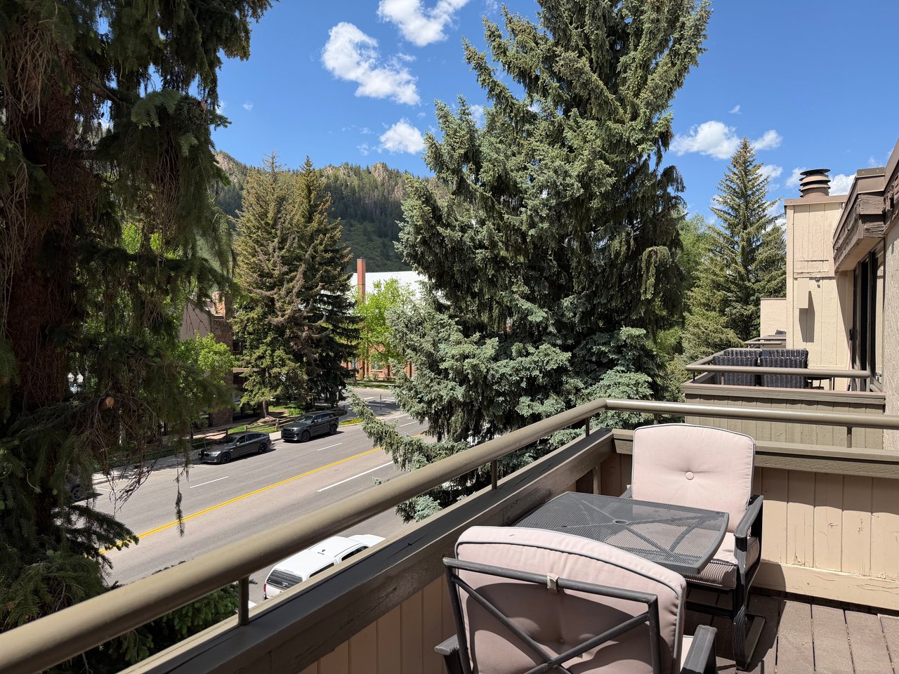 Top-Floor Luxury with Direct Aspen Mountain Views