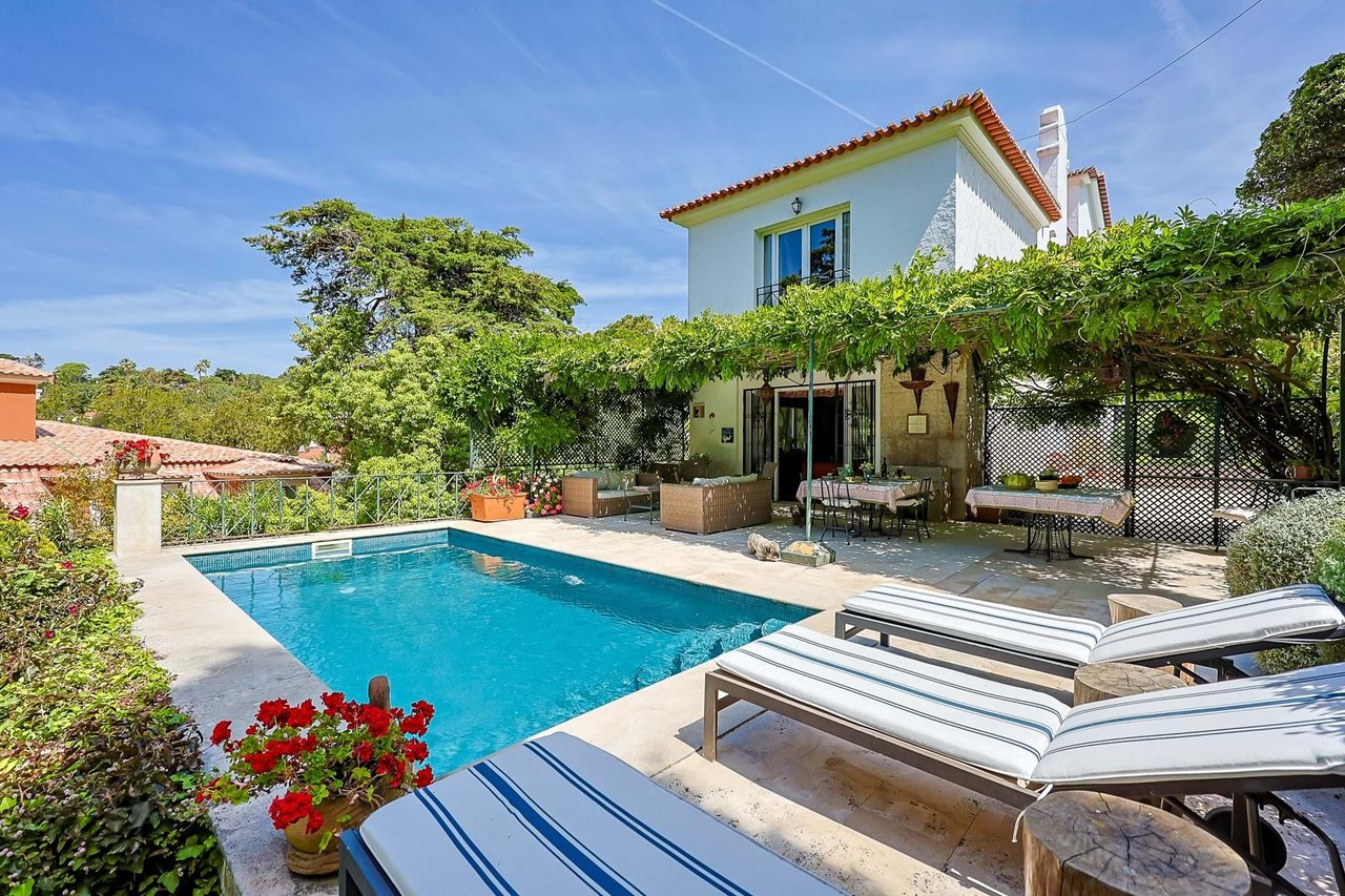 Elegant 10-Bedroom Villa with Sea Views in the Heart of Estoril