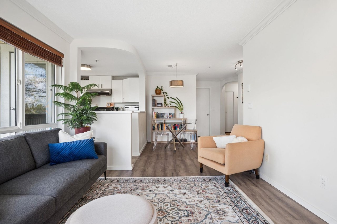 304-6833 Village Green Unit: 304