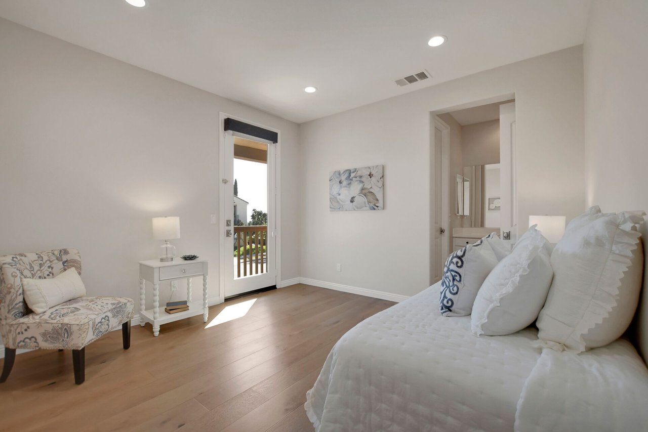 885 E Manresa