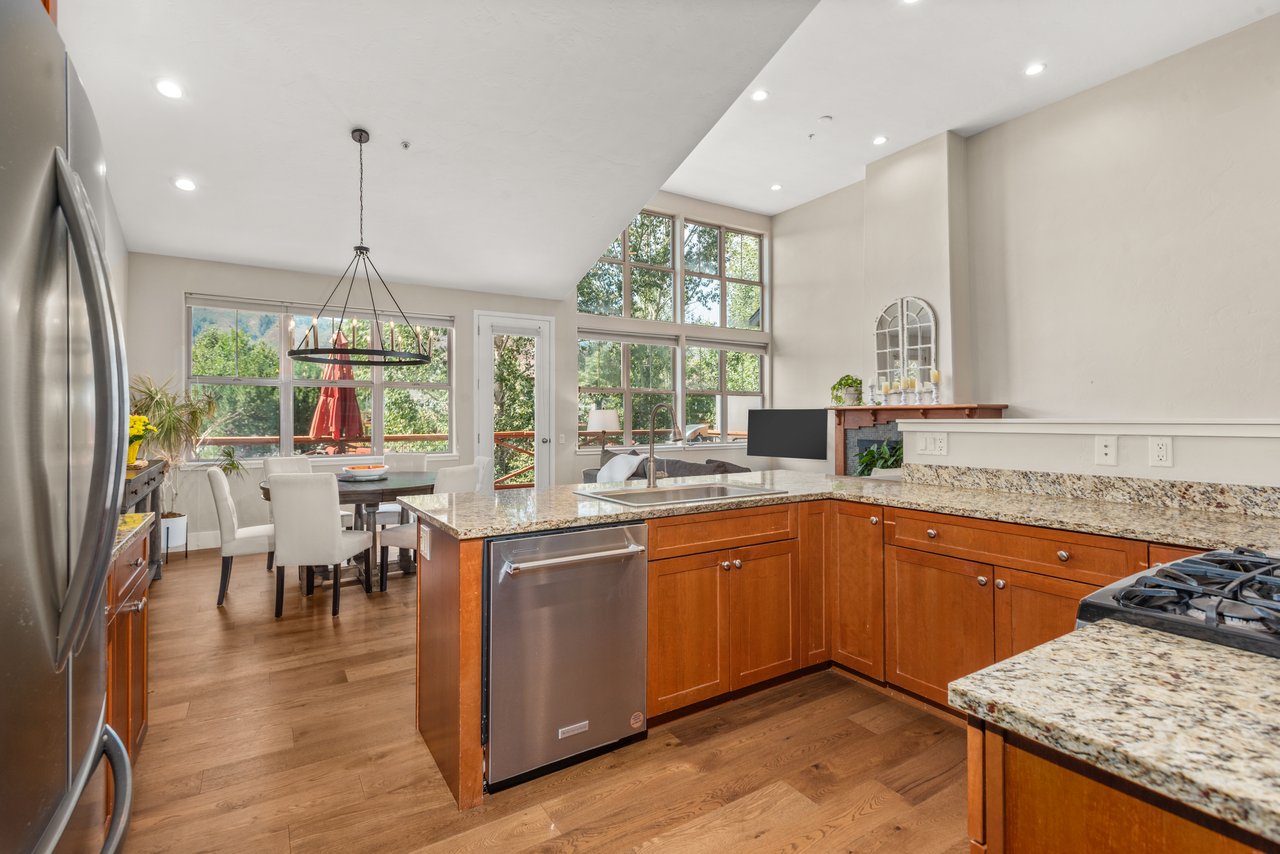 Warm & Inviting Willits Townhome