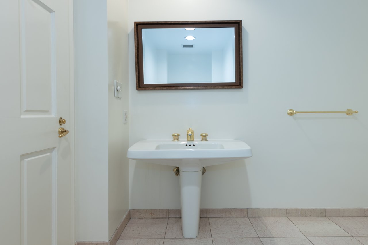 10724 Wilshire Blvd #513