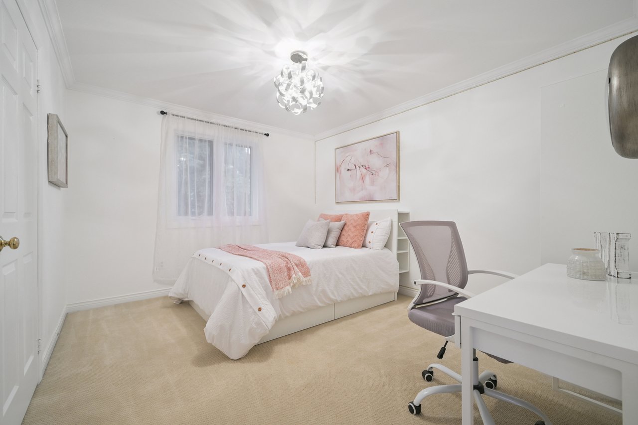 Prestigious Glen Abbey living with a backyard made for summer