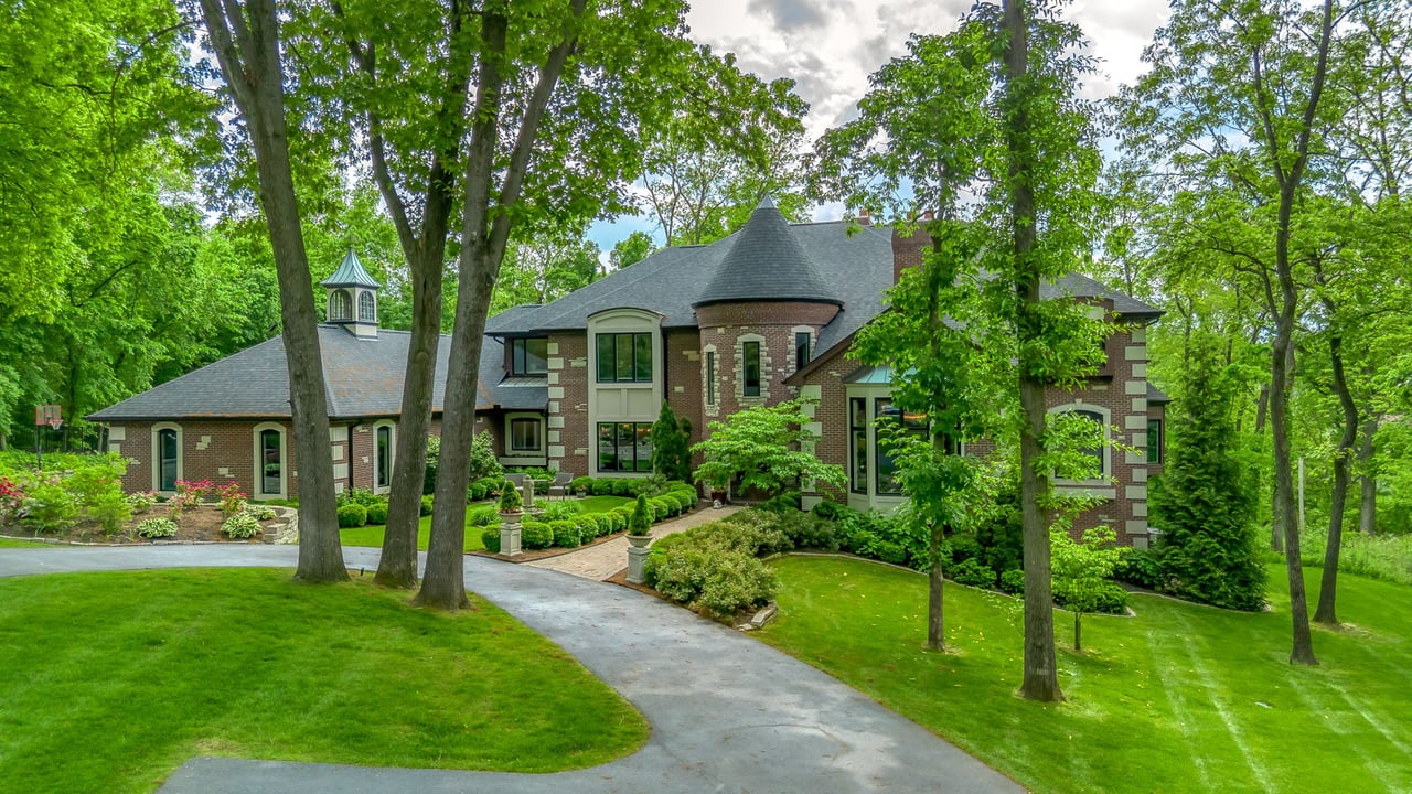 11 Lake Forest Court W