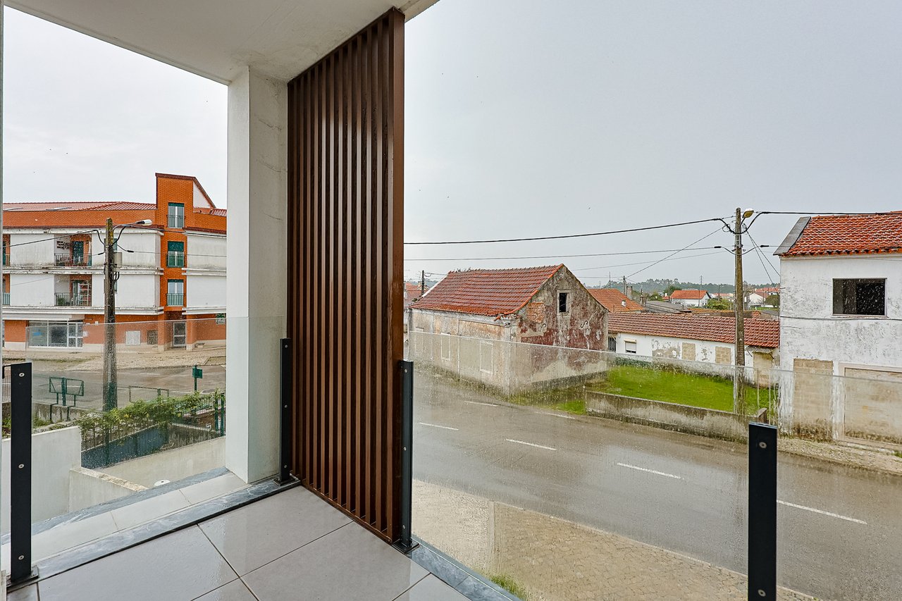 Modern 2-Bed, 2-Bath Apartment in Central Marinha Grande – Near Nazaré