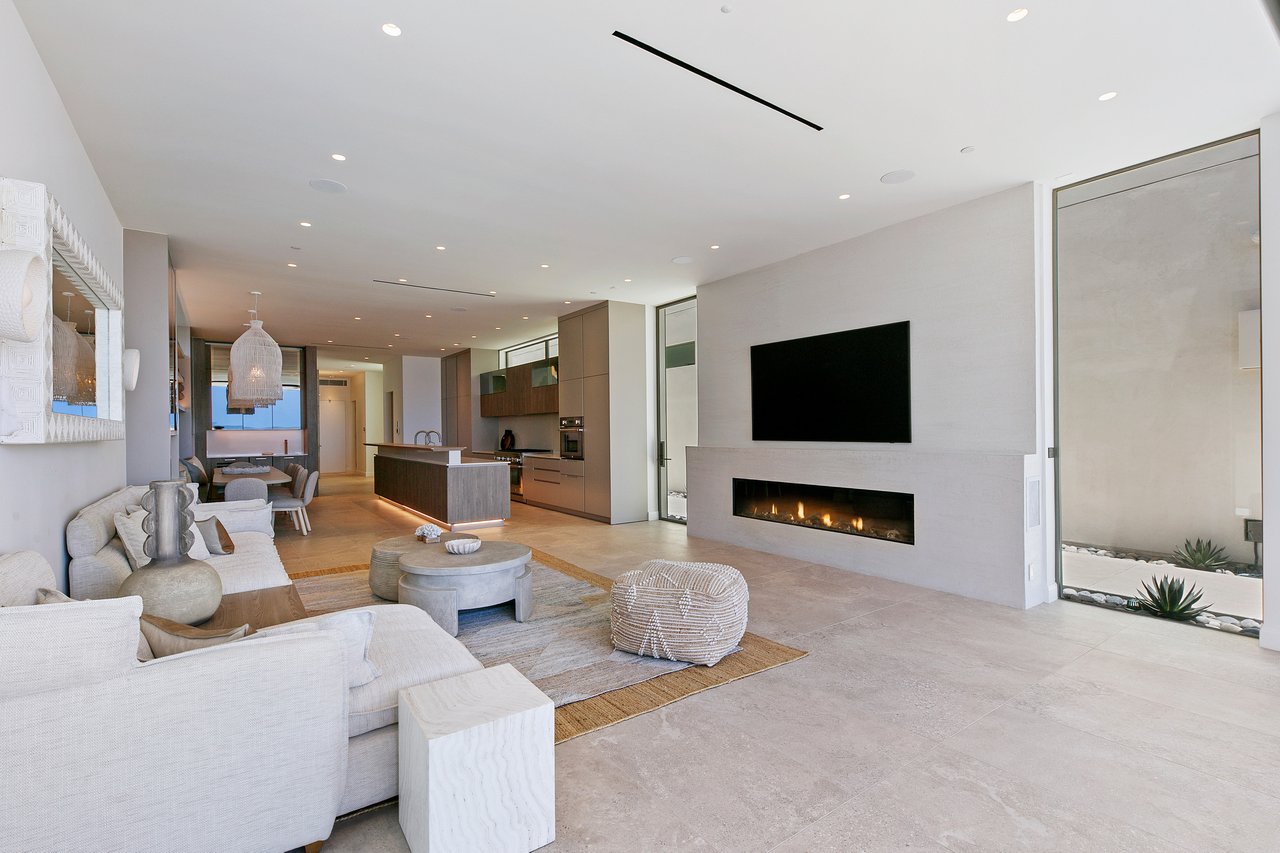 938 Palisades Beach Rd