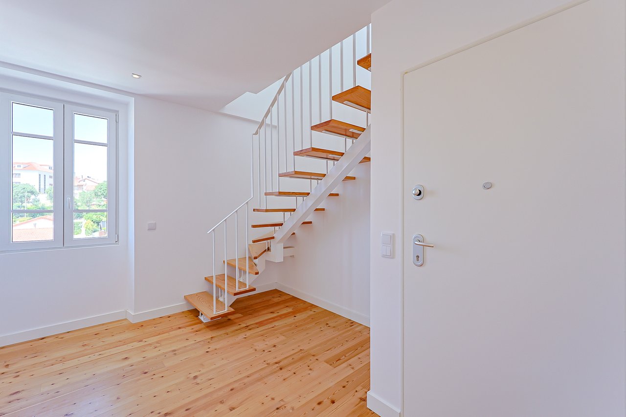 3 Bedroom Duplex with Sea View, Balcony & Private Lift in Monte Estoril