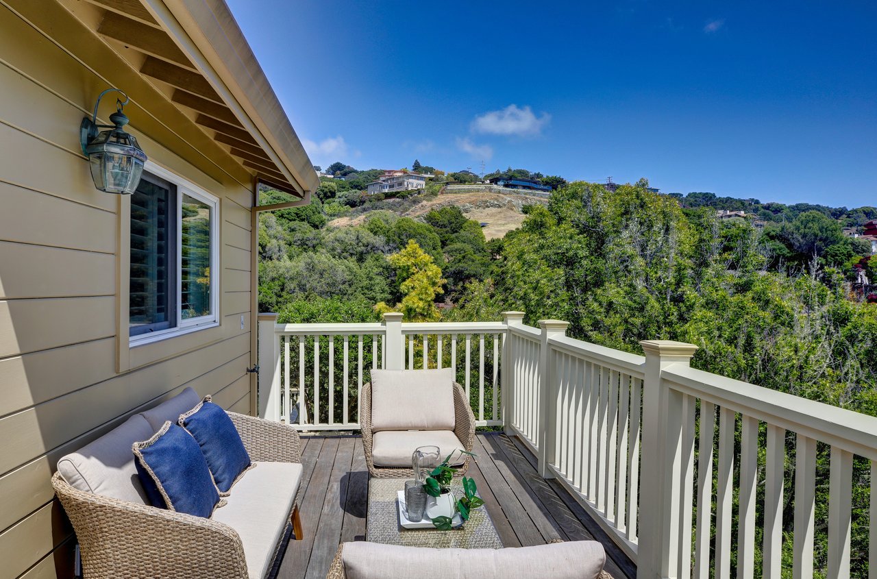 Picturesque and Private View Residence
