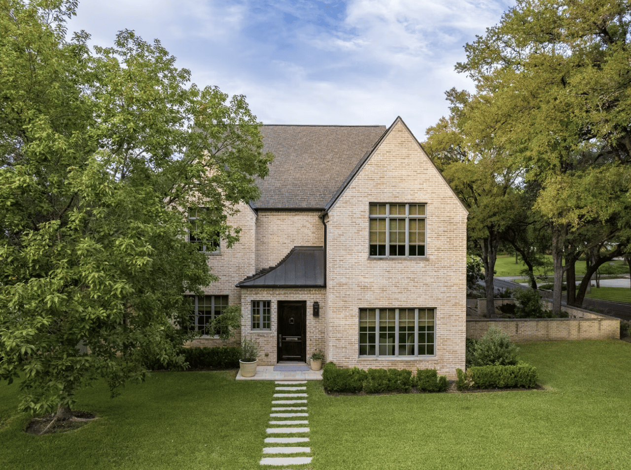 Neighborhood Spotlight: Tarrytown – Austin's Lakeside Oasis cover