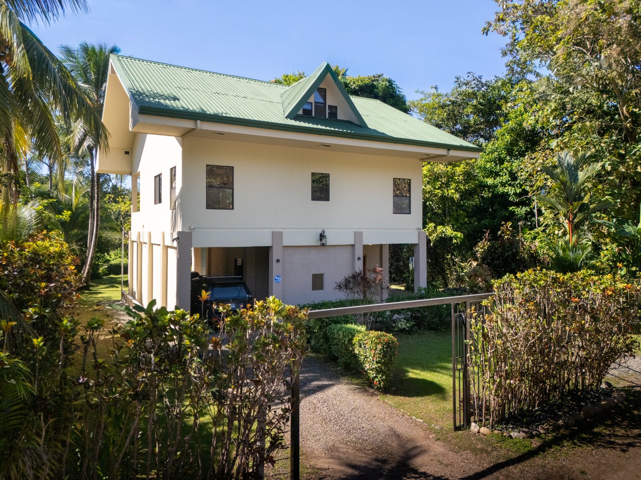 Casa Brisa de La Playa, 2 Bedroom Home Just Steps From the Beach!