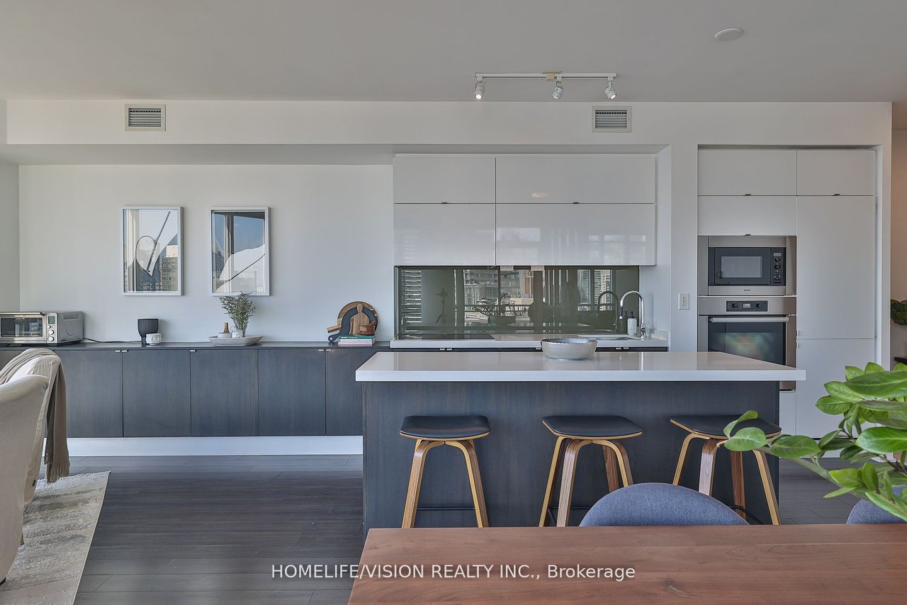 WATERFRONT LUXURY 