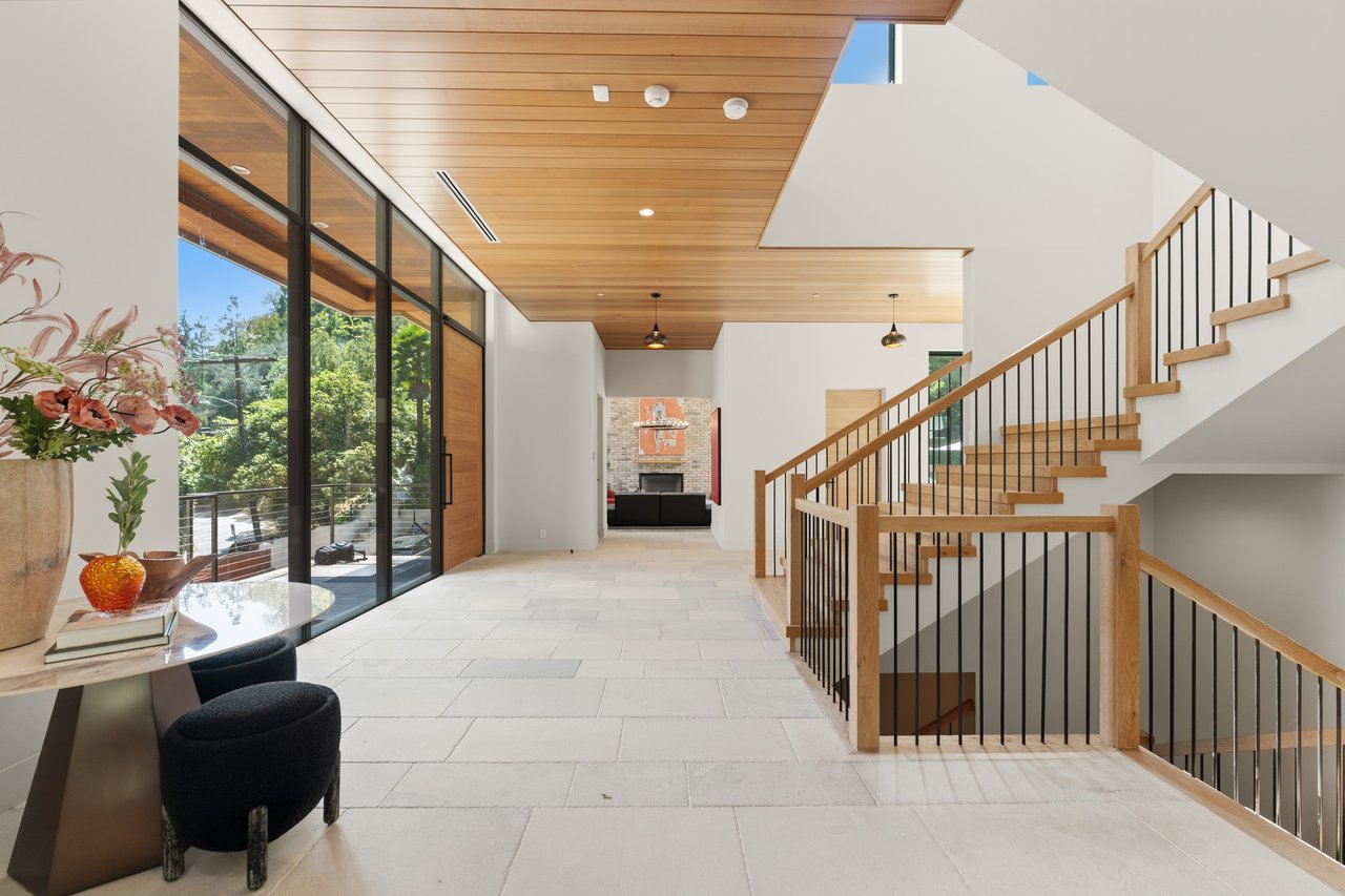 Bowmont Dr, 90210