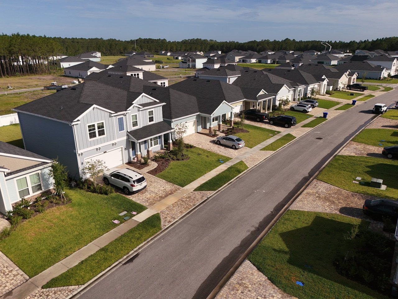 Aerial view of Silver Falls homes, with rows of houses and a tree line beyond.