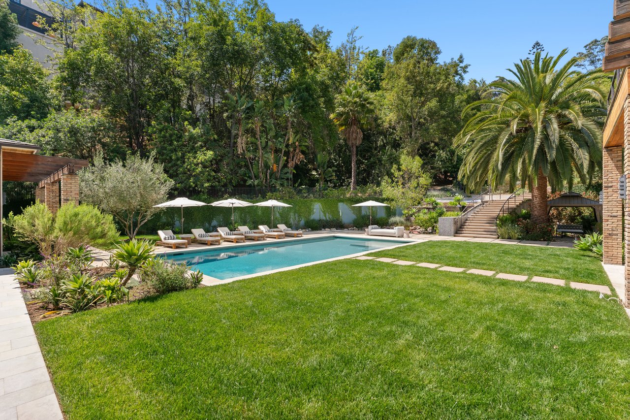 Bowmont Dr, 90210