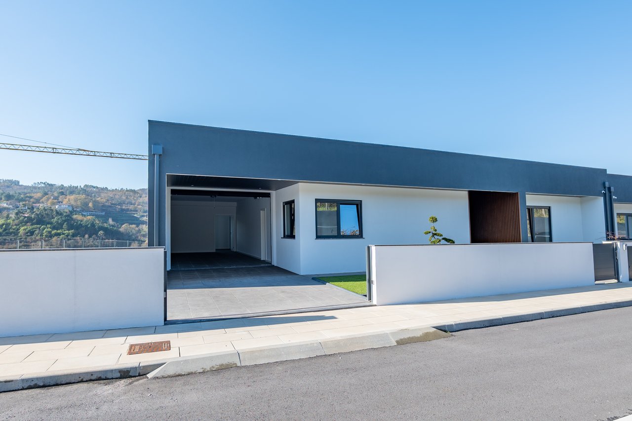  3-Bedroom Villa with Private Garage and Expansive Living Area