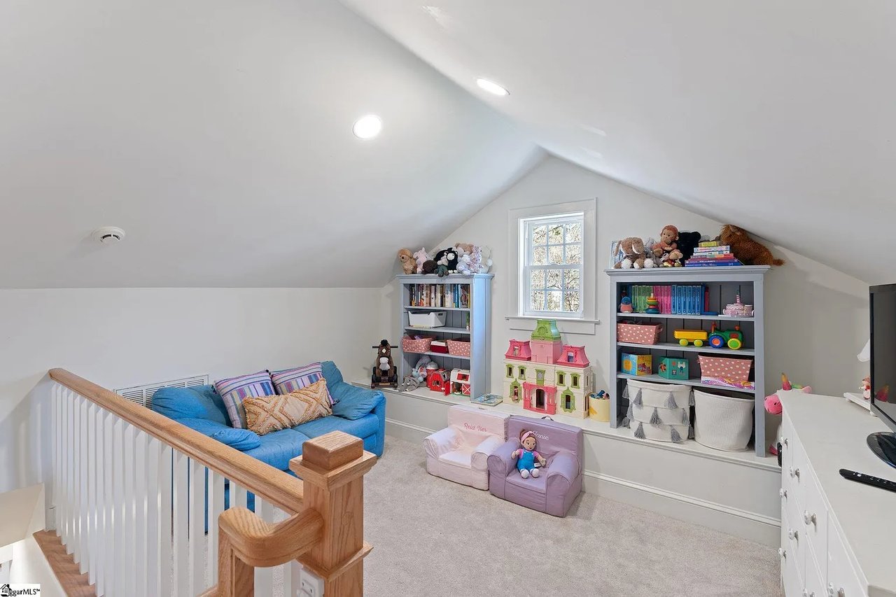 22 N Brookwood Dr