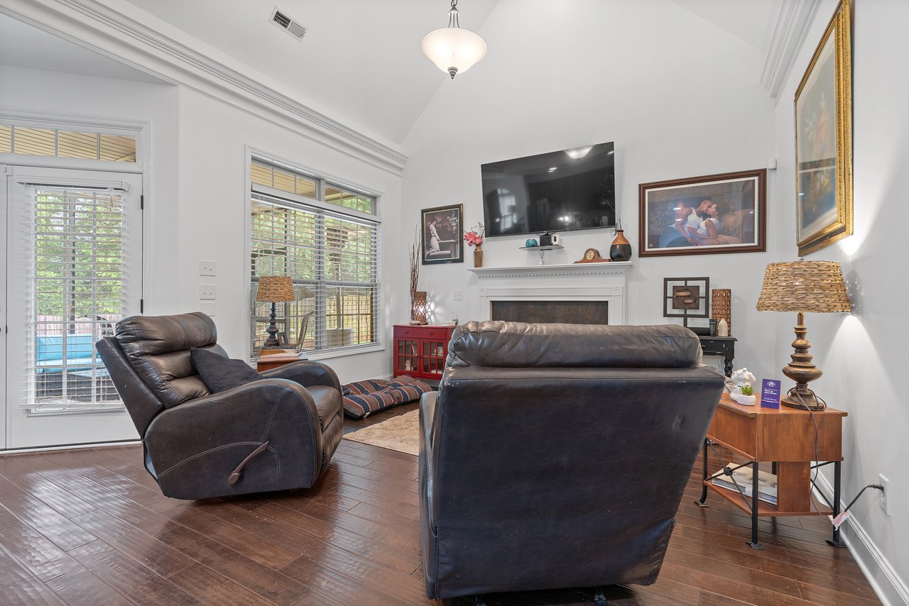 Stylish Comfort in Harvest – Spacious Gem with a Bonus Room! 