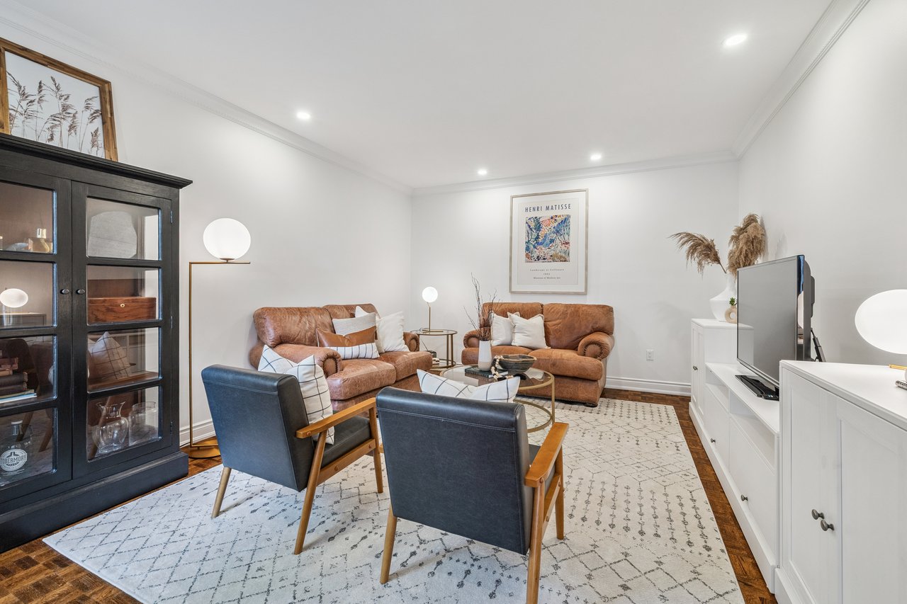 Impressive Home on Ravine Lot in Glen Abbey